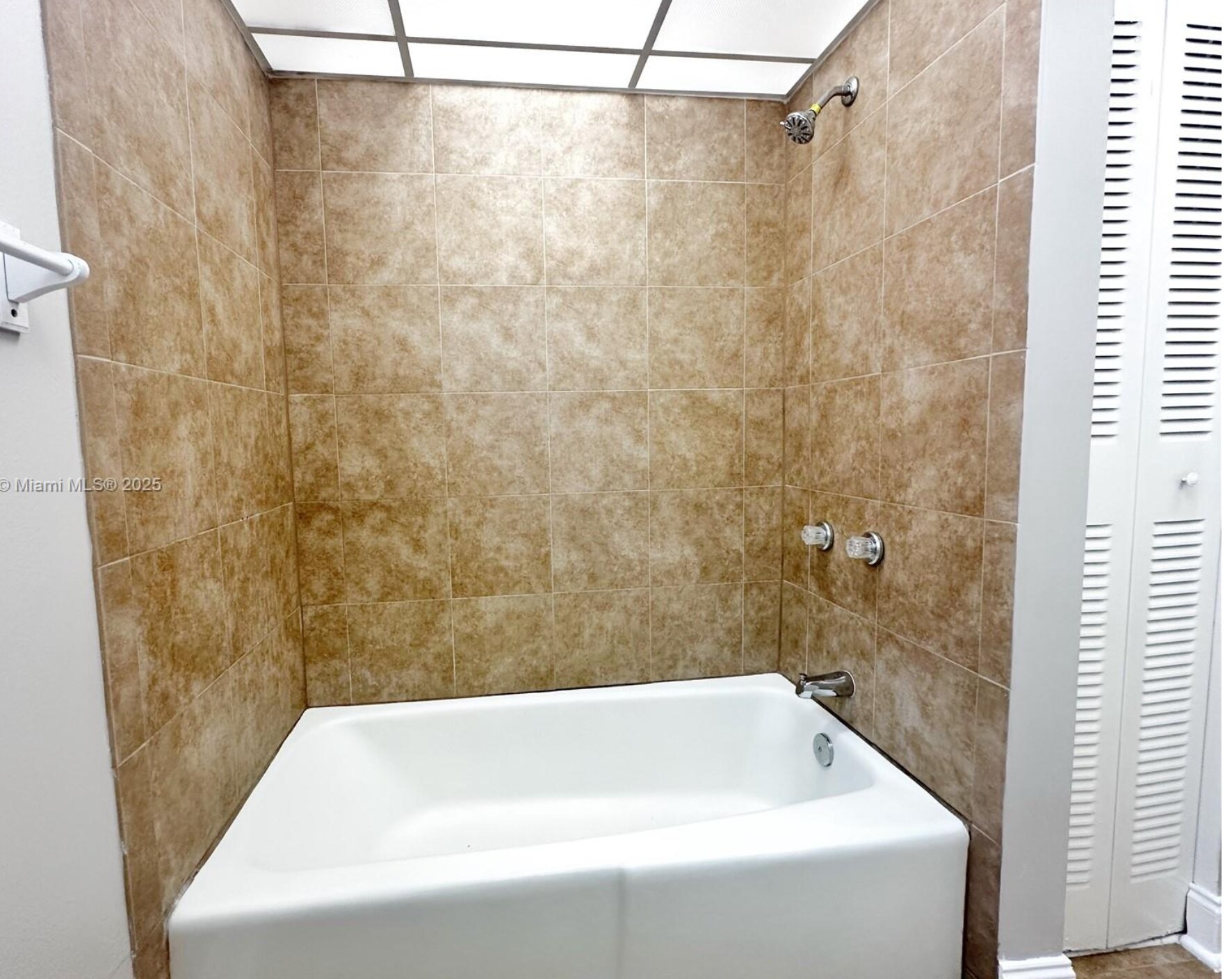 Building Photo - 9009 NE 4th Avenue Rd