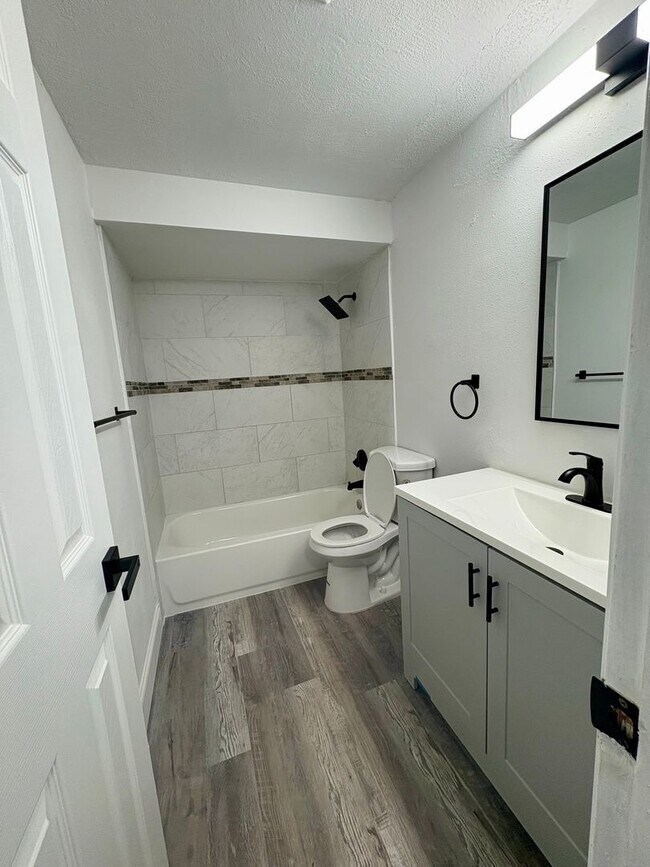 Building Photo - Fully Remodeled 3bed/2bath  Home with Bonus Room & Modern Upgrades