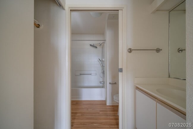 Building Photo - 2 Bedroom 2 Bathroom 2 Assigned Parking in...