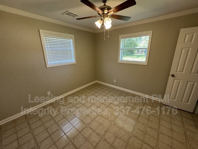 Building Photo - 305 Alice Dr