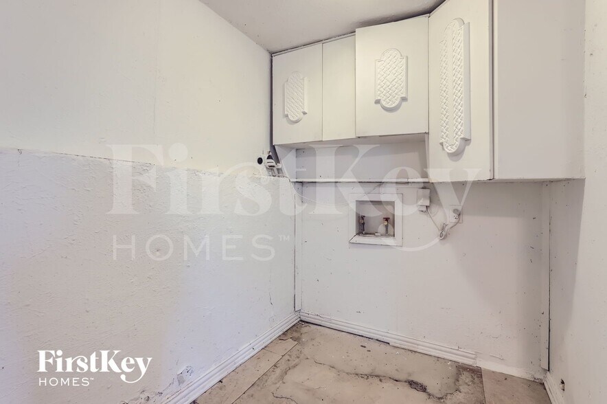 Building Photo - 917 Montclair Dr