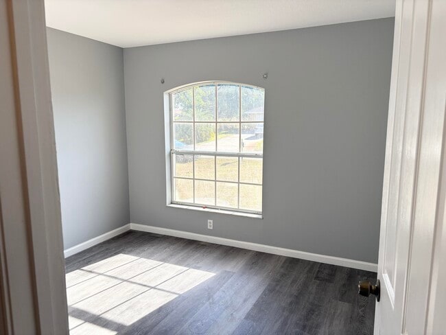 Building Photo - 641 SE Delancey Ln