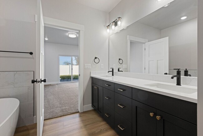 Building Photo - LEASE TAKE OVER PLEASE CALL TENANTS BRITTNEY 480-868-7733 OR Gunner Norton 480-450-0666 -FOR THIS...