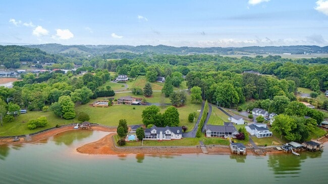 Building Photo - Experience lakefront living at its finest in the heart of East TN