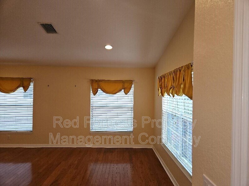 Building Photo - 1556 Scarlett Ave