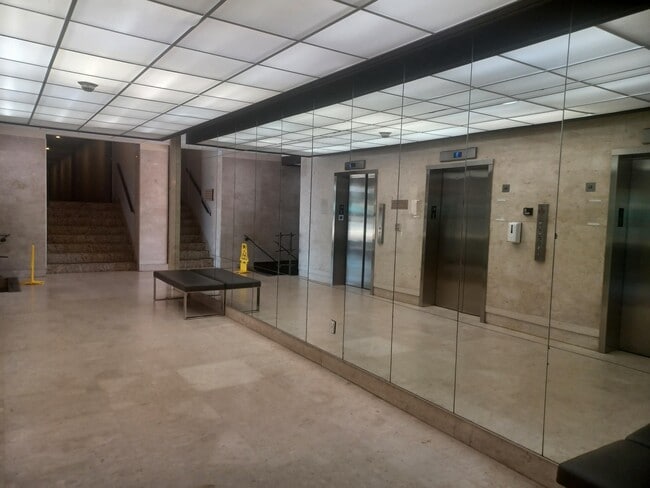 Building Photo - 300 Bayview Dr