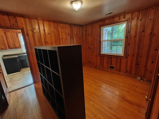 Building Photo - 3 bedroom home with fenced rear yard