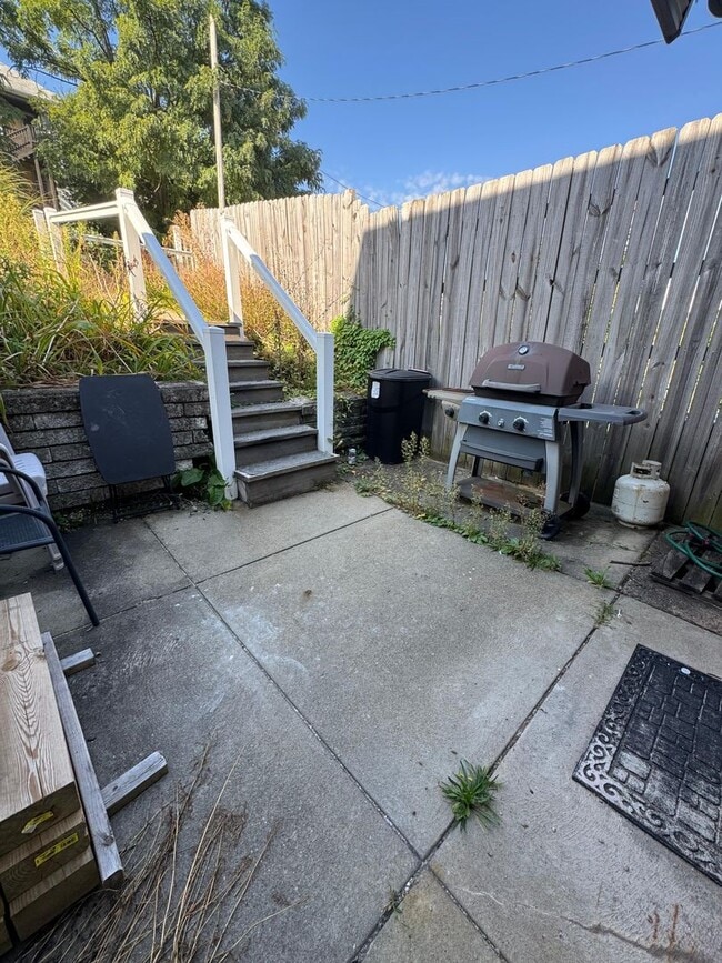 Building Photo - Newly Renovated 2 Bedroom 1.5 Bath in Dorm...