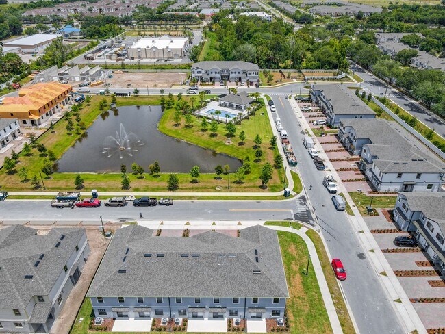 Building Photo - Stylish 3-Bedroom Townhome in Gated Sanfor...