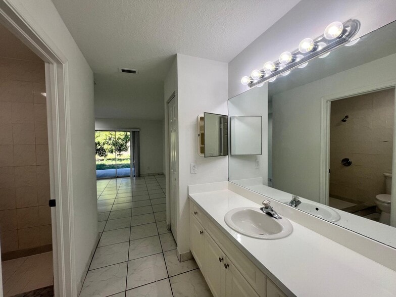 Building Photo - 1096 Staghorn St