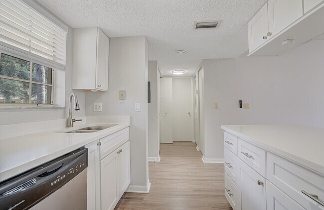 Building Photo - 6315 La Costa Dr