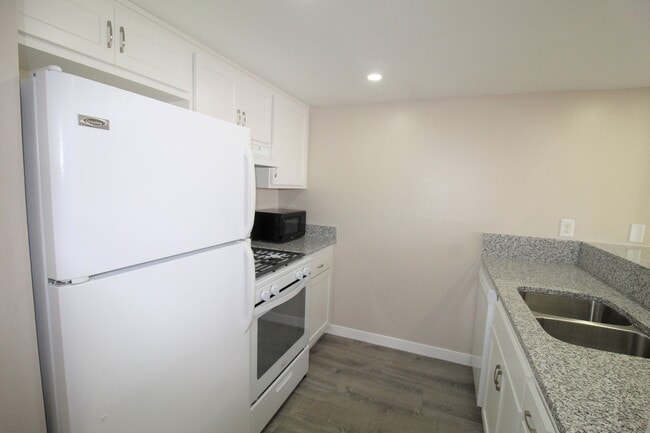 Building Photo - Remodeled Condo in Central Oxnard Gated Community!
