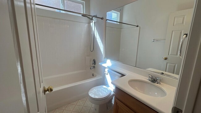 Building Photo - West Palmdale Home in Golf Course