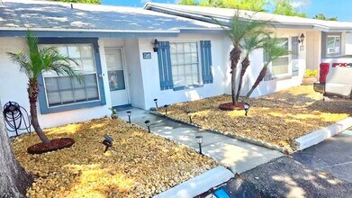 Building Photo - 7249 Parkside Villas Dr N