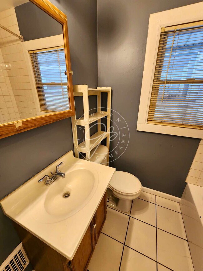 Building Photo - 2 bed with huge bonus finished room in basement!