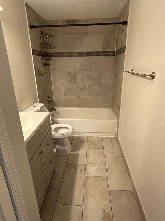 Building Photo - 3 Bedroom 1 1/2 bath townhome in Newark/Bear area