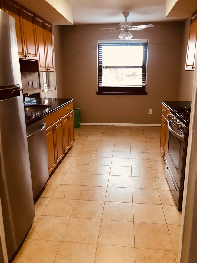 Building Photo - 4 Green Valley Ct