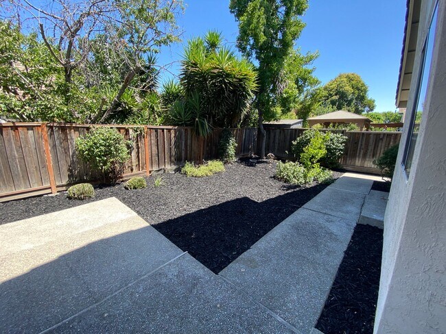 Building Photo - Pleasanton 3 Bd./2 Bath, Lots of Light, Top Rated Schools, Close to 580/680, Shopping & Restaurants