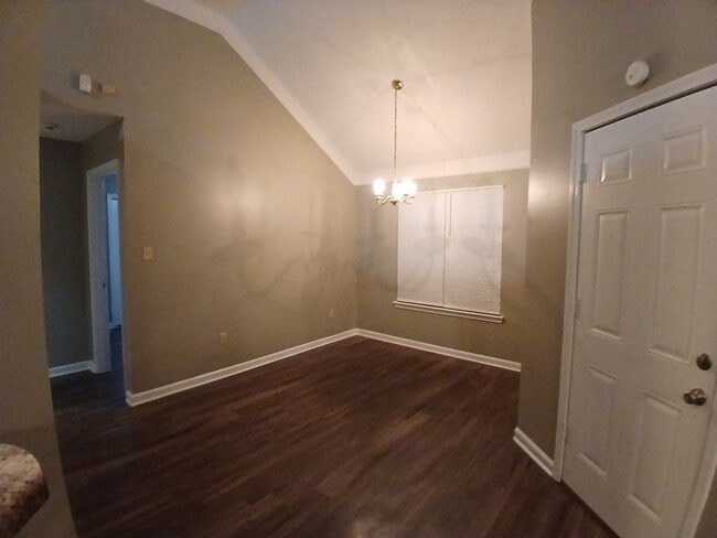 Building Photo - Modern Comfort in a Prime Location - Open To Section 8