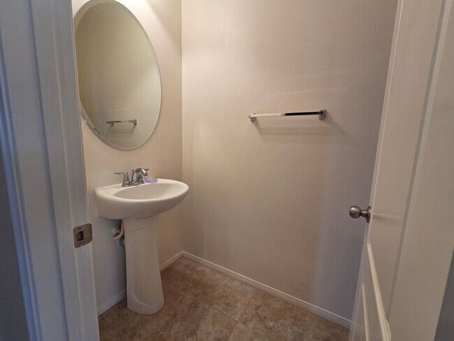 Building Photo - New Listing!