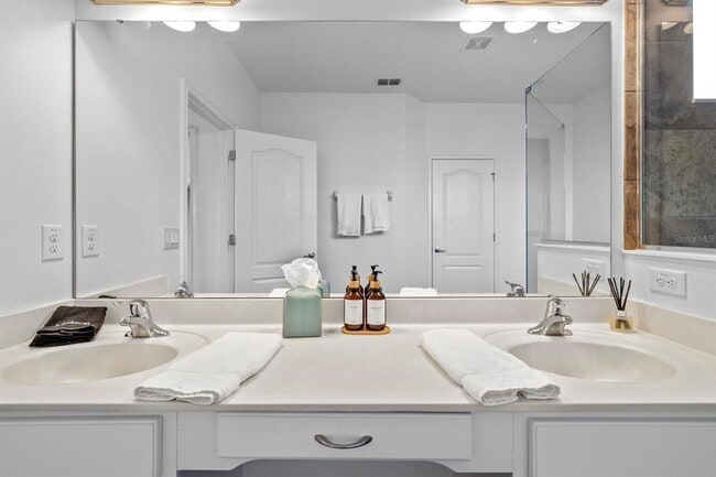 Building Photo - 4164 Oak Tree Dr