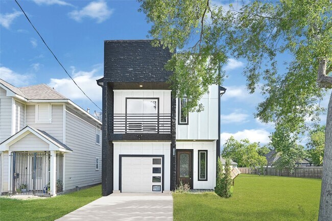 Primary Photo - 7203 Weyburn St