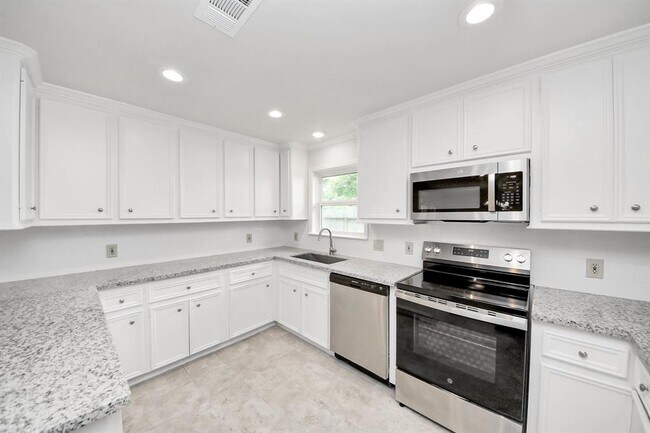 Building Photo - 9615 Meadowvale Dr