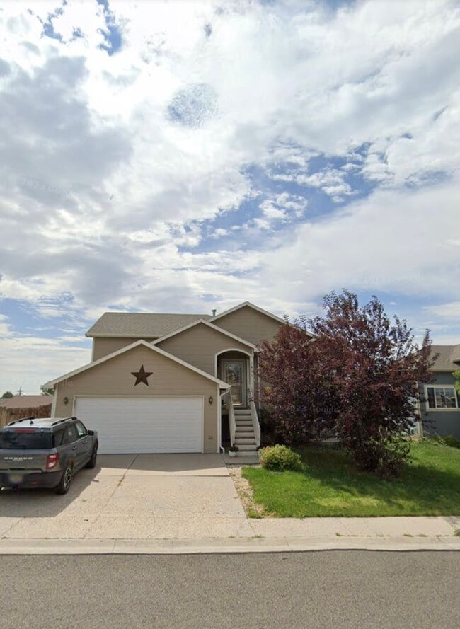 Building Photo - PET FRIENDLY 4 BEDROOM, 3 BATHROOM HOME WI...