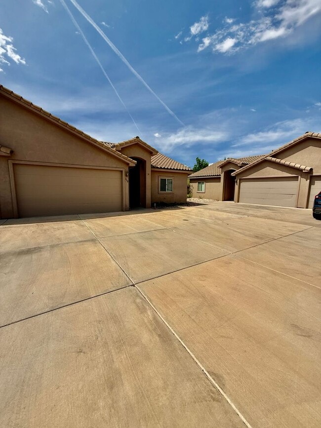 Building Photo - Spacious & Sunny Home in Quiet Hurricane N...