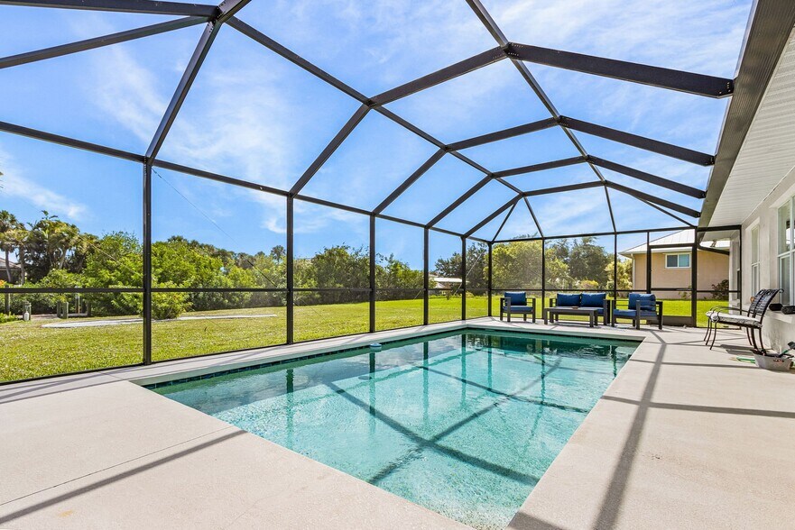 Building Photo - 4744 Pompano St
