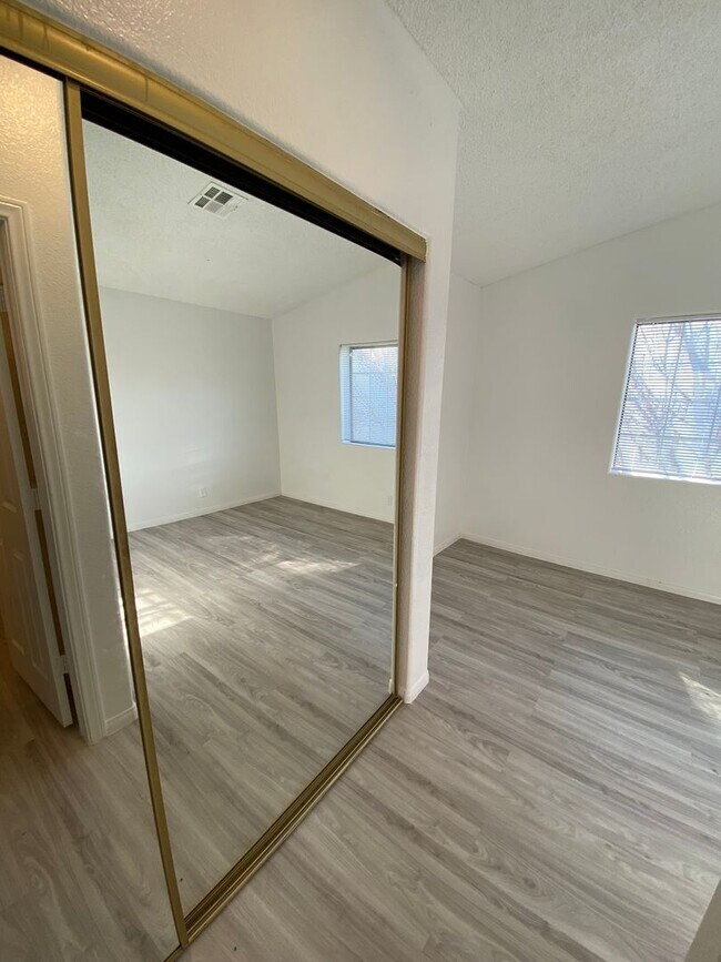 Building Photo - Americana Property Mgmt - Condo 2b - 2b in...