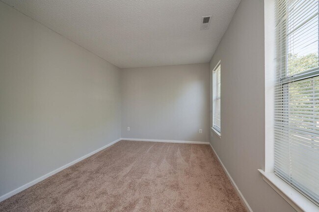 Building Photo - 1st Floor Primary Bedroom - Kiln Creek