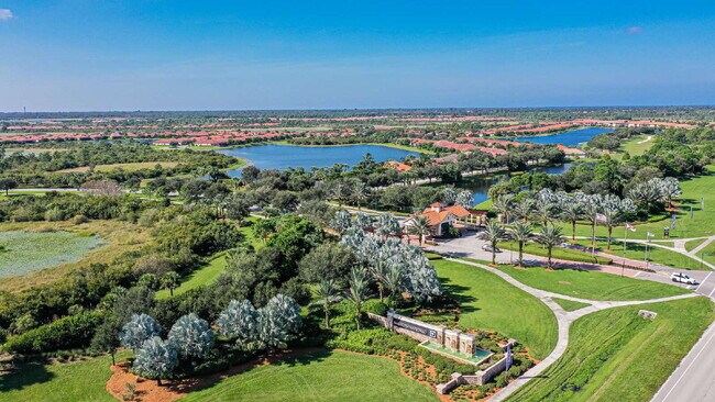 Building Photo - "Spacious 2-Bed, 2-Bath W/Den Condo Retrea...