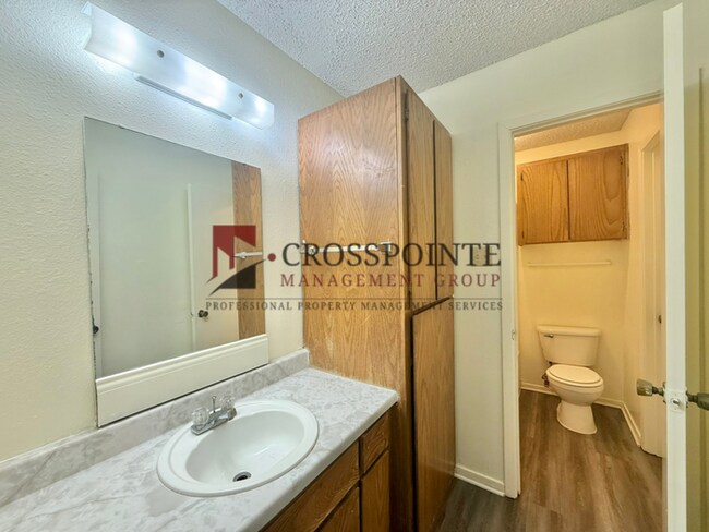 Building Photo - Available! 2 Bedroom 1 Bath Duplex in Longview!