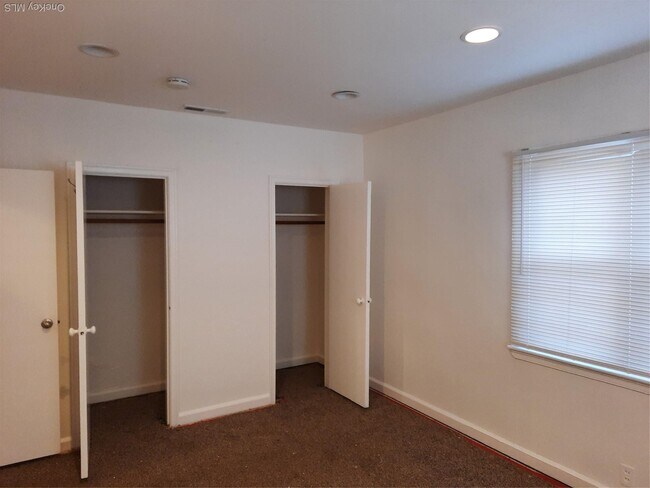Building Photo - 22 Deepdale Dr
