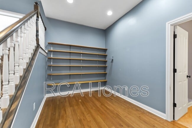 Building Photo - 726 Sanders St
