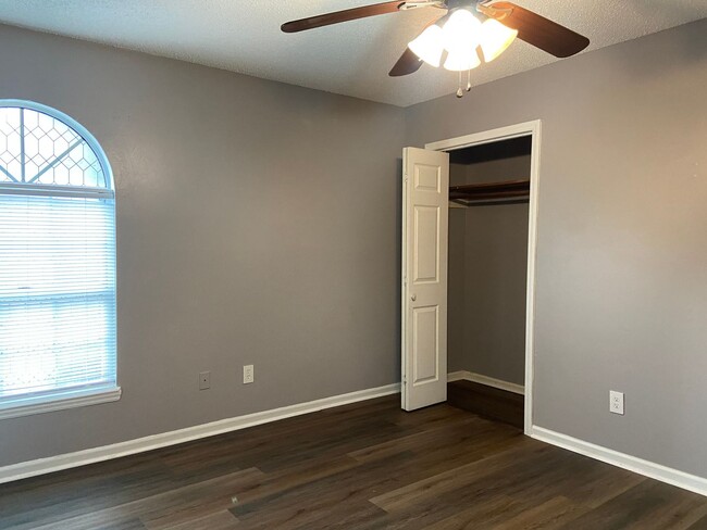 Building Photo - 1 Bedroom, 1 Bathroom Condo in High Point!