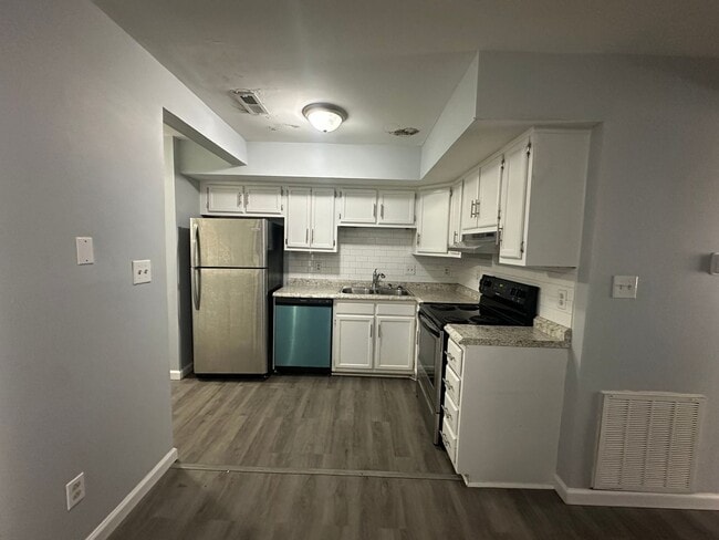 Building Photo - Available Now! Townhouse in Jacksonville