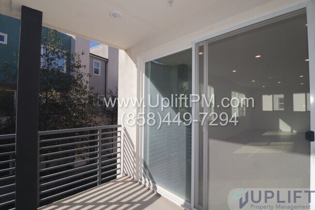 Building Photo - 4 Bed 3.5 Bath Townhome in Chula Vista w/ Washer/Dryer and 2-Car Garage