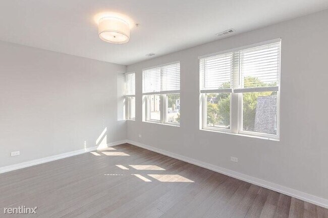 Building Photo - 2 br, 2 bath Townhome - 2907 Ellwood Ave
