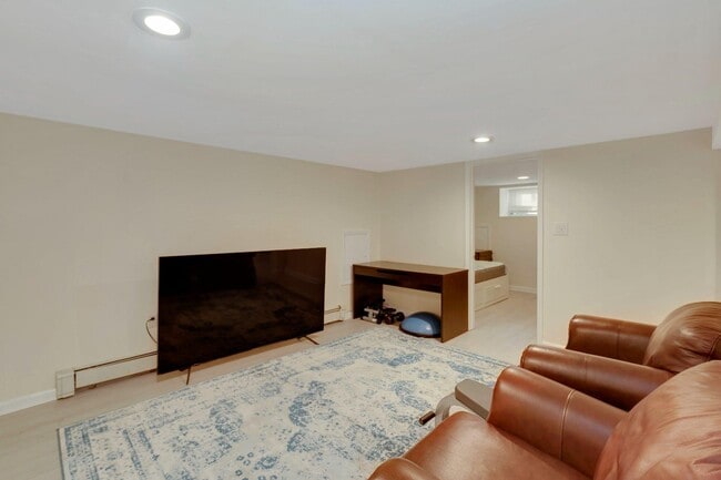 Building Photo - 1147 Bellmore Rd