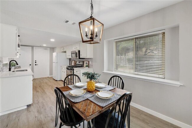 Building Photo - 707 Newcastle Ln