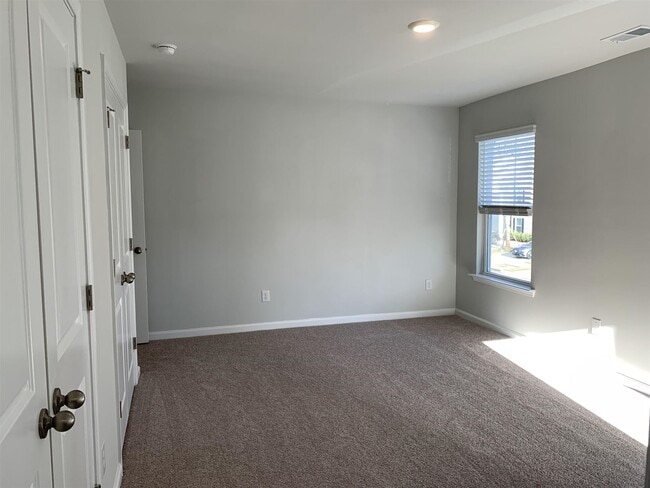 Building Photo - 235 Spencer Cir