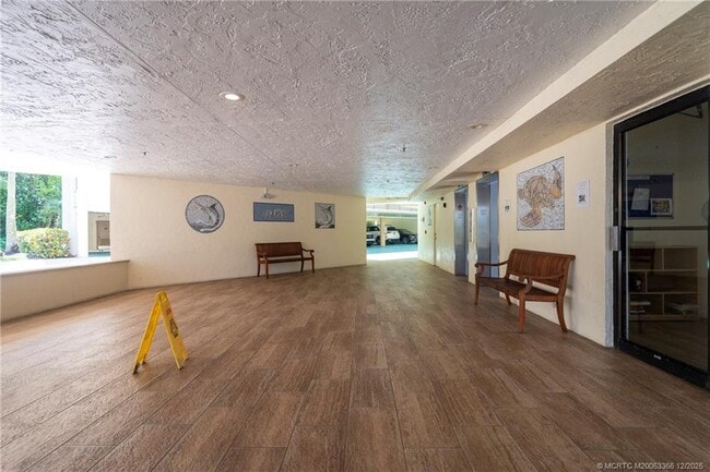 Building Photo - 221 NE Plantation Rd