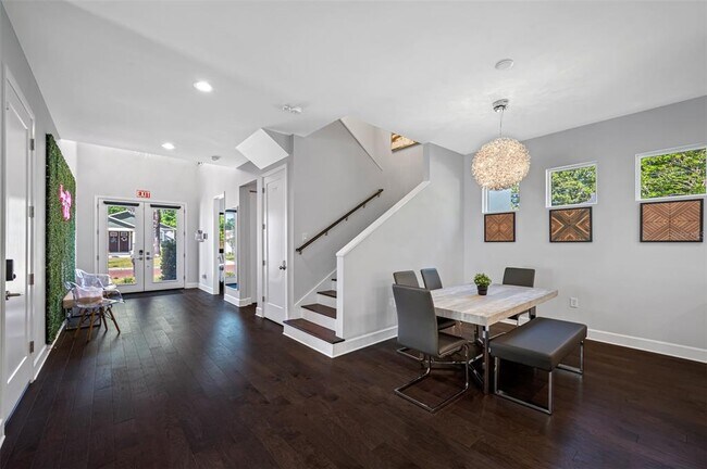 Building Photo - 902 W Plymouth St