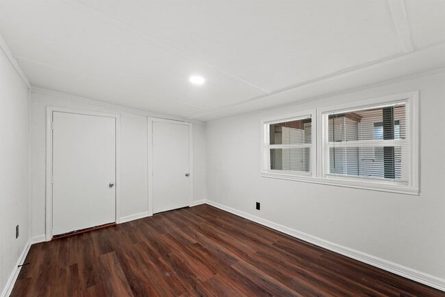 Building Photo - 632 Meadowlawn St