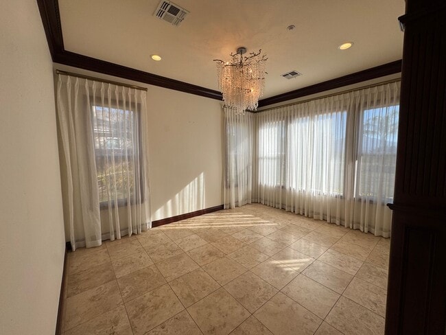 Building Photo - 5 Bedroom Luxury home