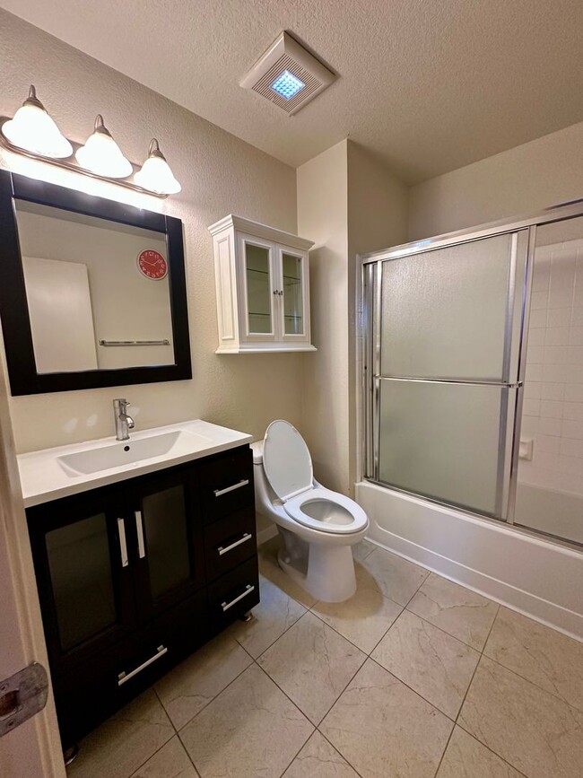 Building Photo - NEWARK GEM! 2 Bedroom 2 bath !