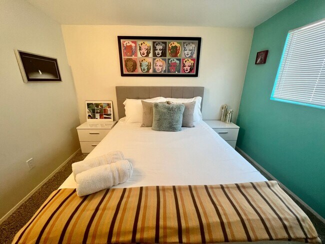 Building Photo - 3 Bedroom 2 Bathroom - Fully Furnished - Mid Century Modern