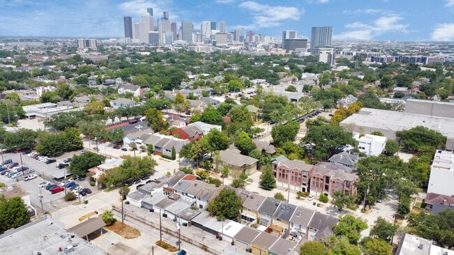 Building Photo - 3934 Roseland St